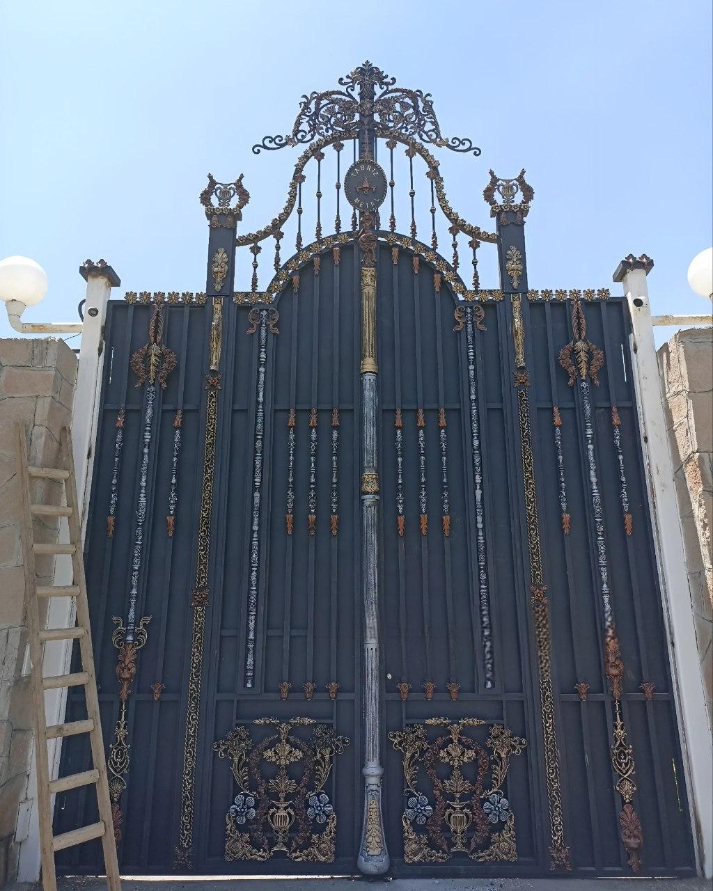 زیباترین درب حیاط فرفورژه زیباترین درب حیاط فرفورژه