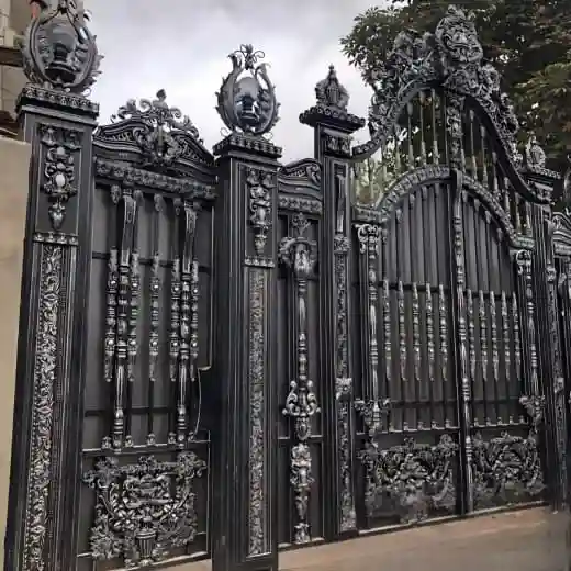 هماهنگی طرح درب فرفورژه با معماری نمای ساختمان هماهنگی طرح درب فرفورژه با معماری نمای ساختمان