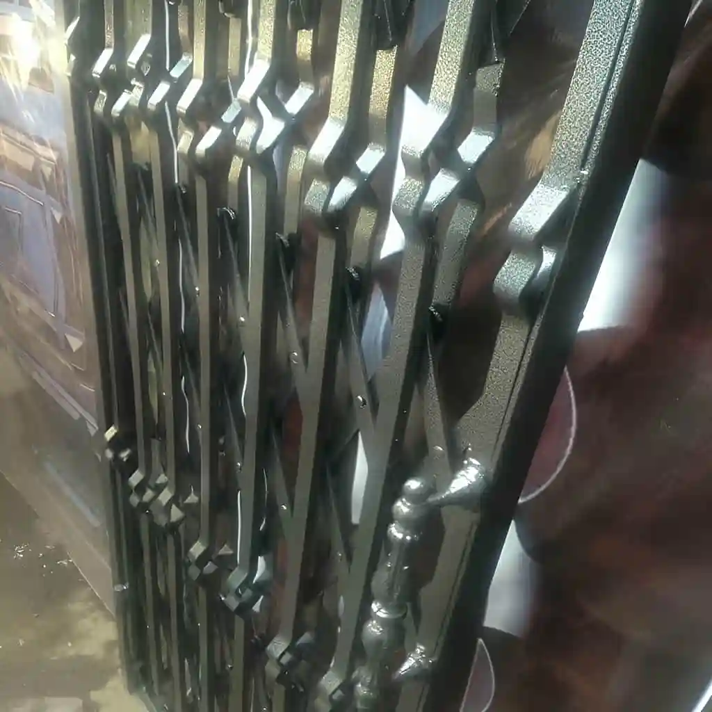 نصب درب آکاردئونی سه گل