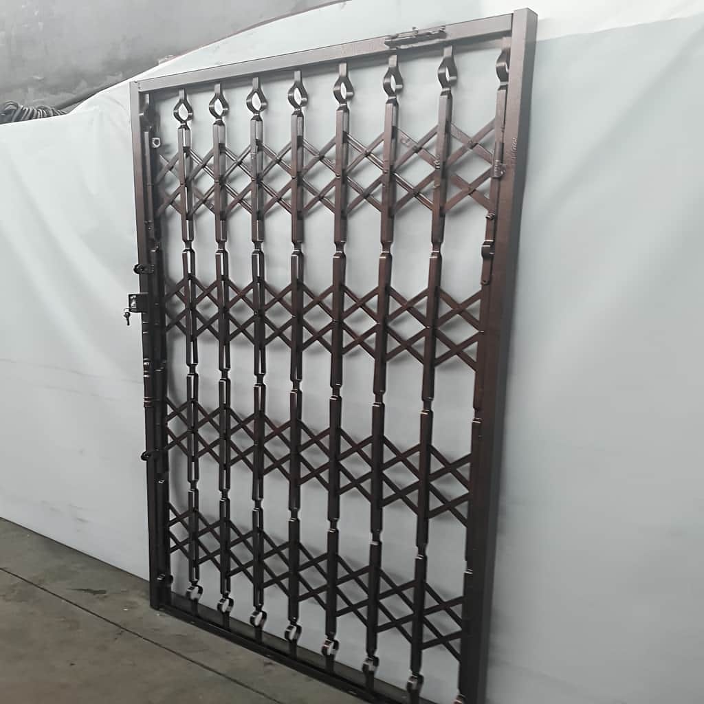 نصب درب آکاردئونی خانه چهارگل در کیش