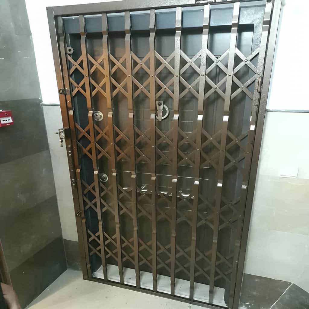 نصب درب آکاردئونی خانه چهارگل در باغ عباس‌آباد