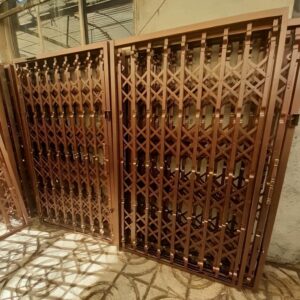 درب آکاردئونی خانه در آبسرد