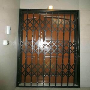 درب آکاردئونی خانه در بومهن