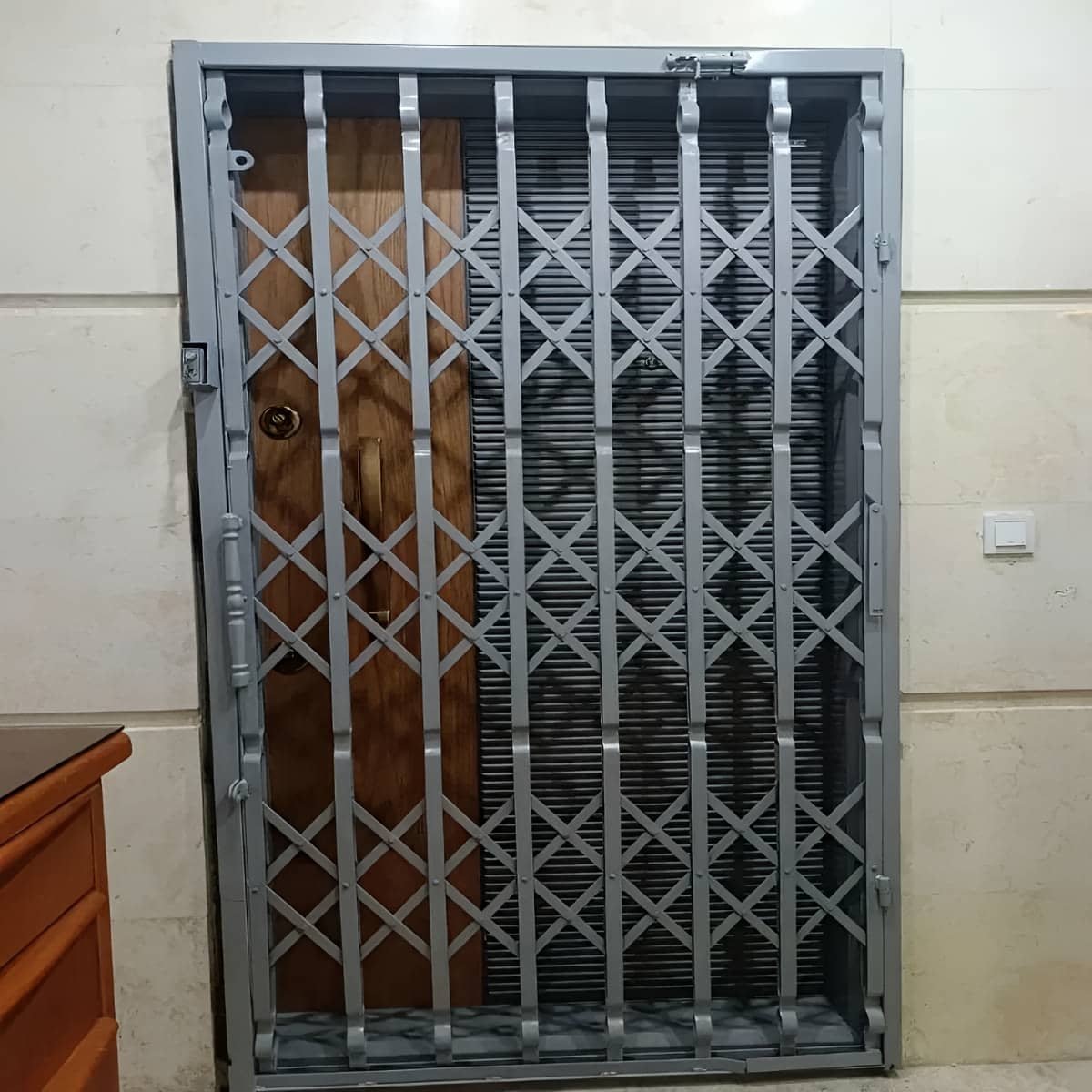 درب آکاردئونی خانه در بوشهر