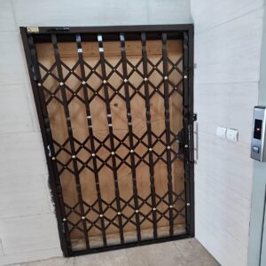 درب آکاردئونی خانه در سبزوار