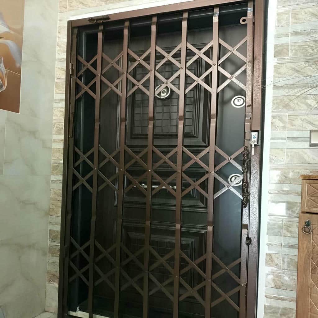 درب آکاردئونی خانه در بیرجند