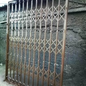 درب آکاردئونی خانه در چالوس