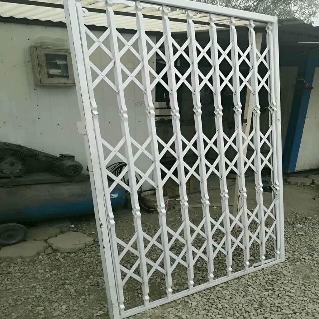 درب آکاردئونی خانه در رامسر