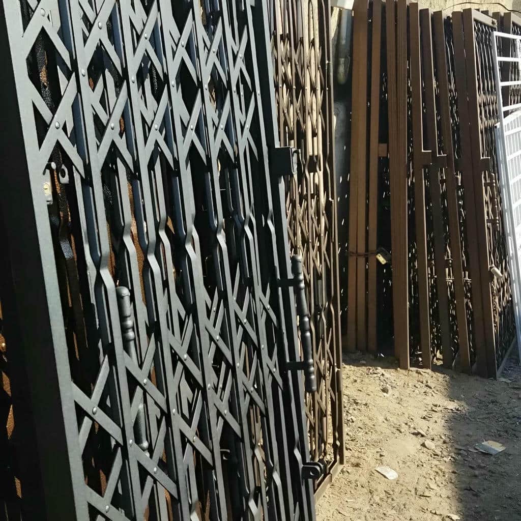 درب آکاردئونی خانه در ایرانشهر