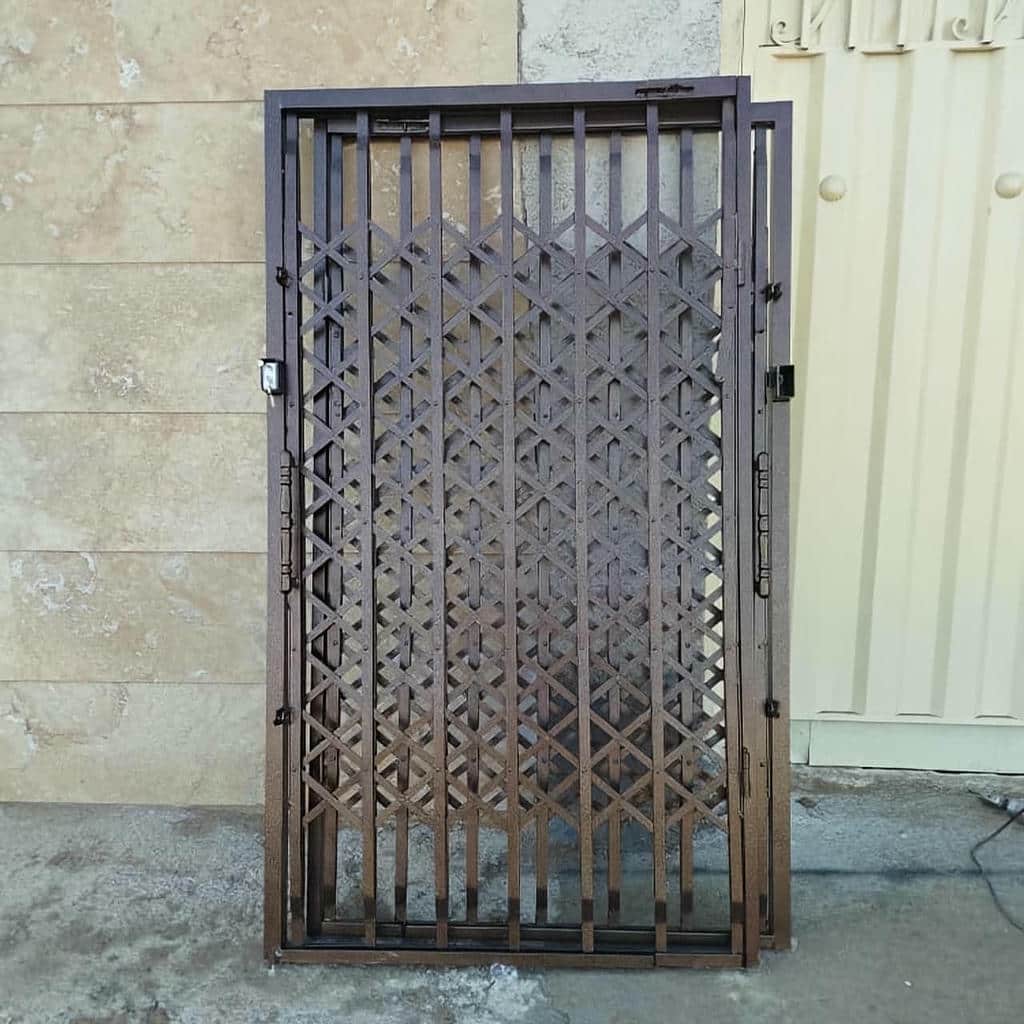 درب آکاردئونی خانه در یاسوج