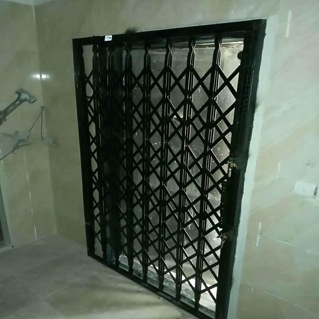 درب آکاردئونی خانه در بندر دیلم