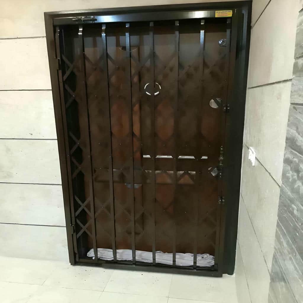 درب آکاردئونی خانه در قشم