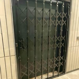 درب آکاردئونی خانه در بندر چابهار