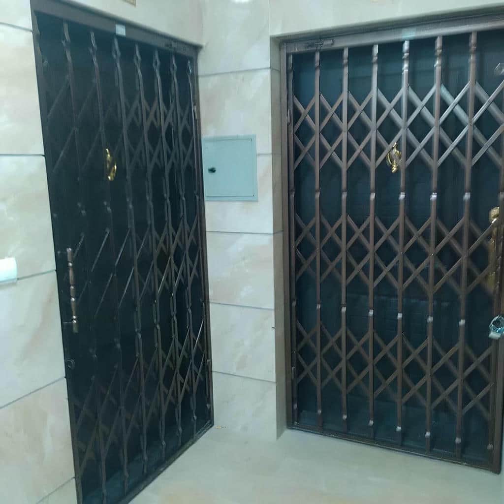 درب آکاردئونی خانه در نیشابور
