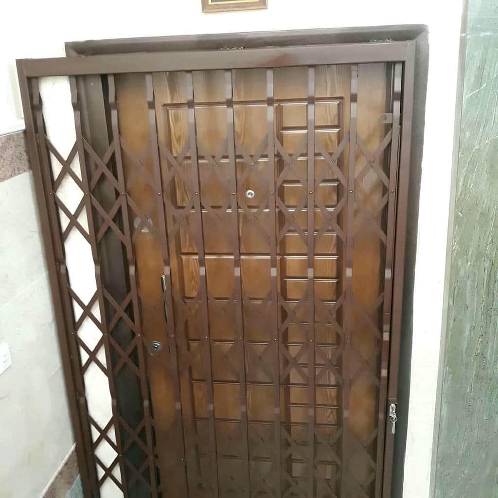 درب آکاردئونی خانه در سمنان