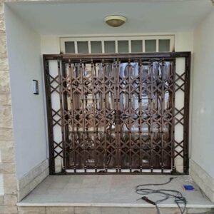 درب آکاردئونی خانه در آبادان