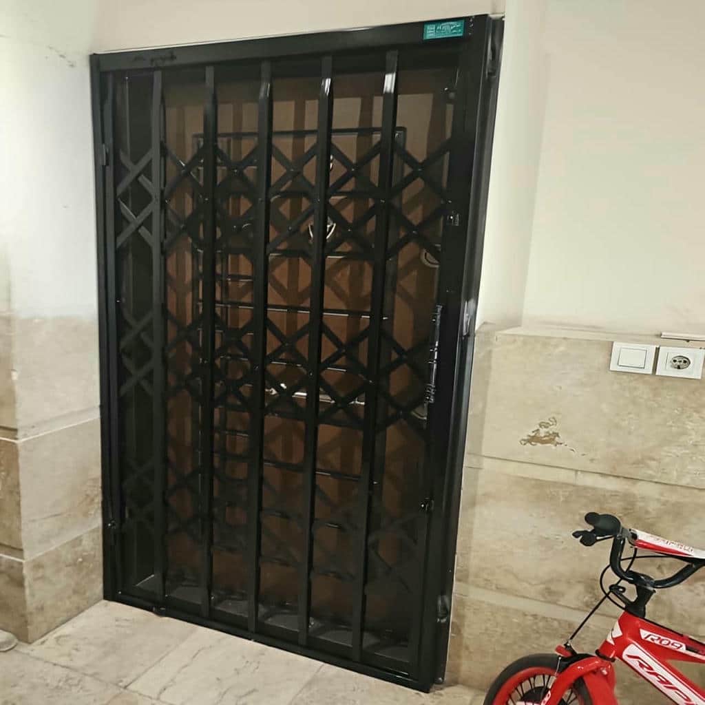 درب آکاردئونی خانه در باغ عباس‌آباد