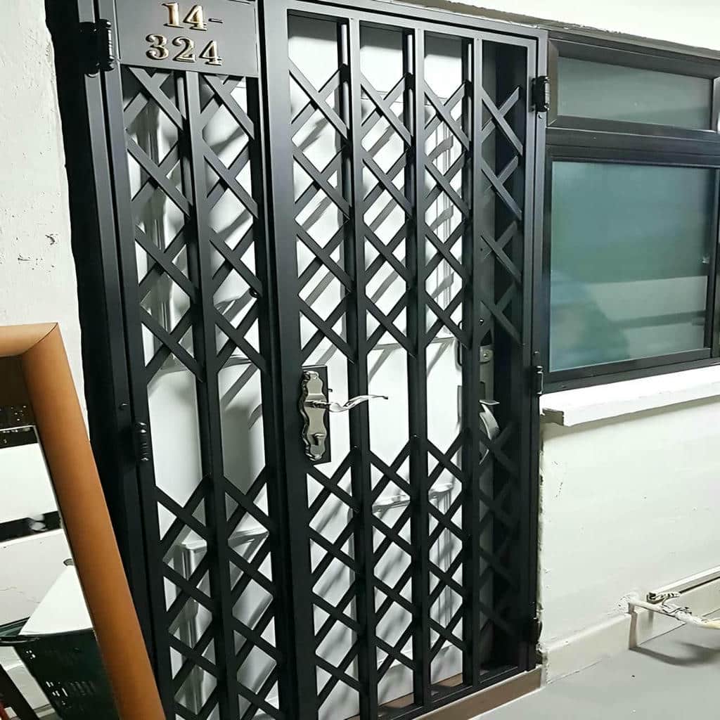 درب آکاردئونی خانه در بابل