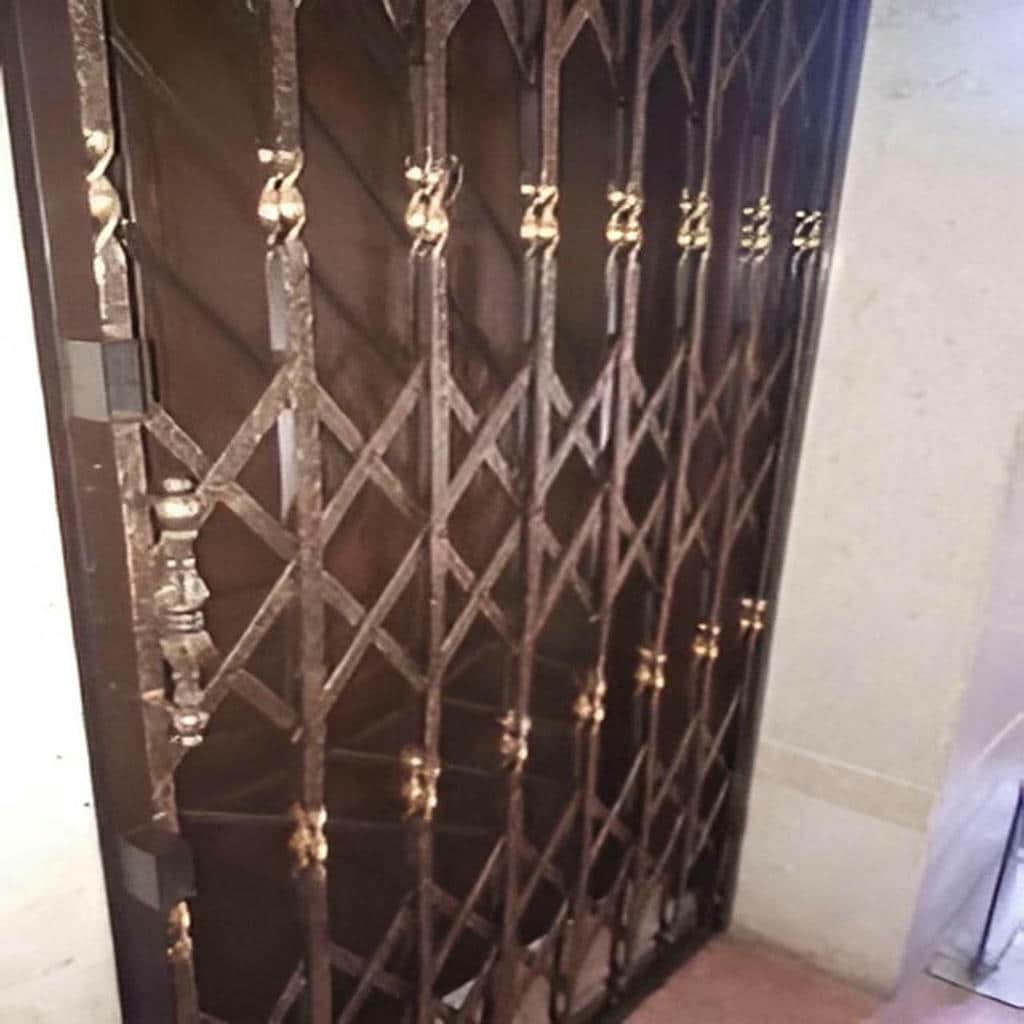 درب آکاردئونی خانه در آمل