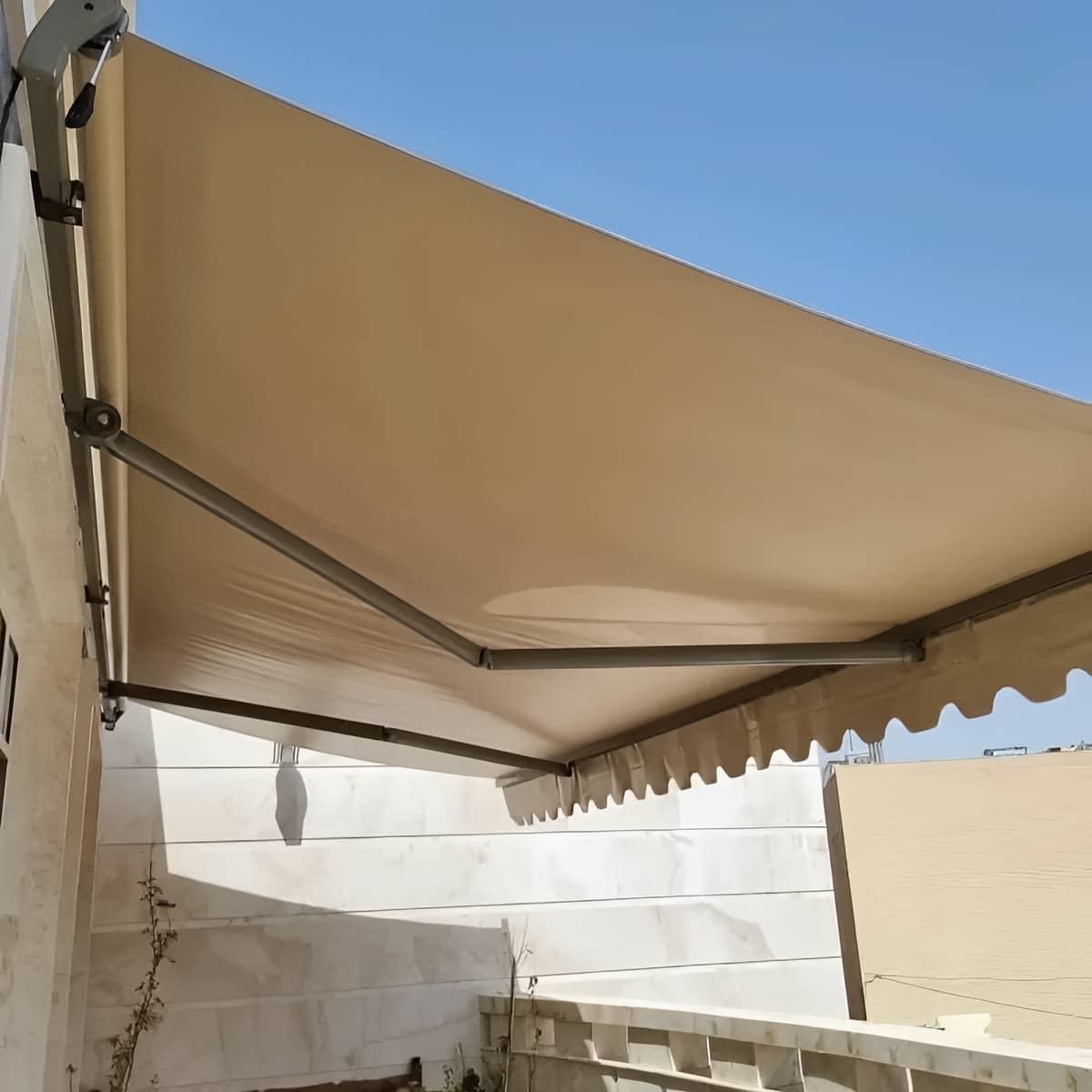 سایه بان برقی اتوماتیک در سنندج