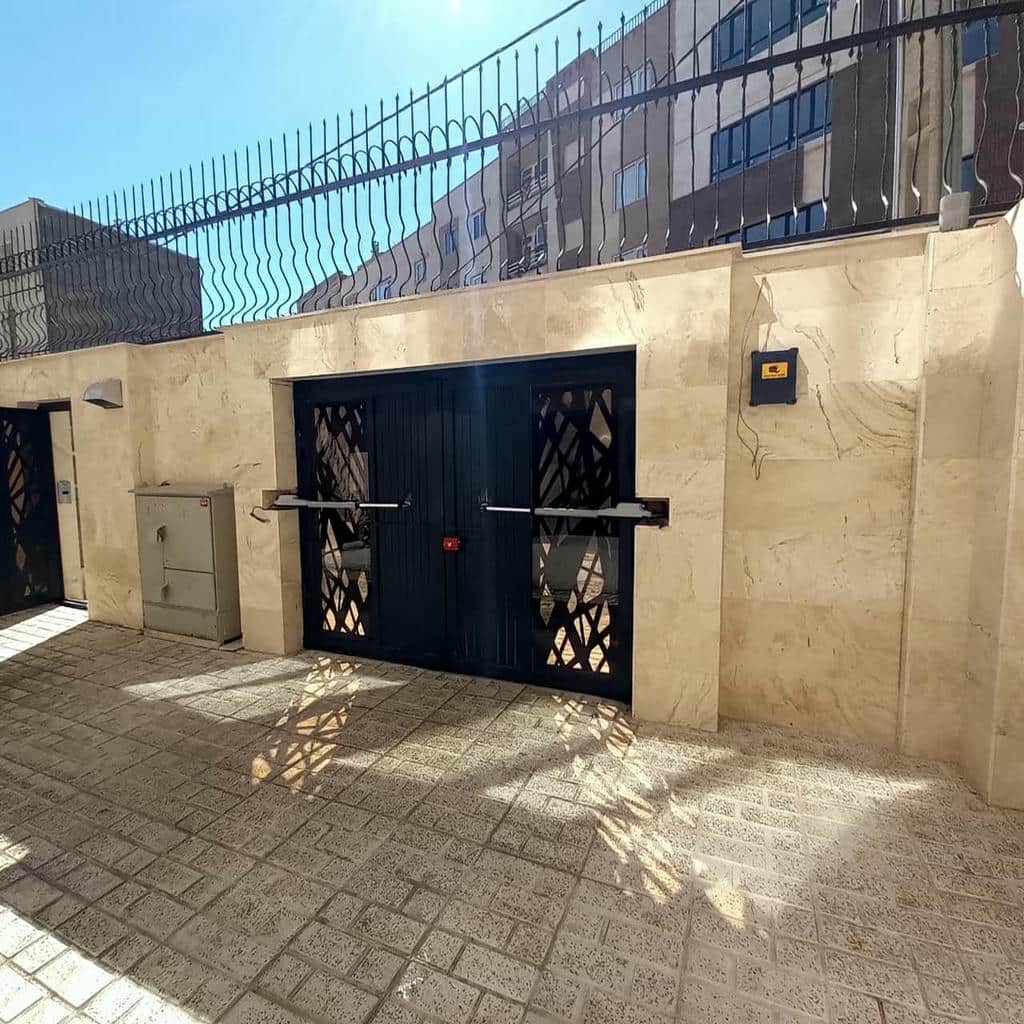 نصب جک درب پارکینگ نمای فرفورژه در گرگان