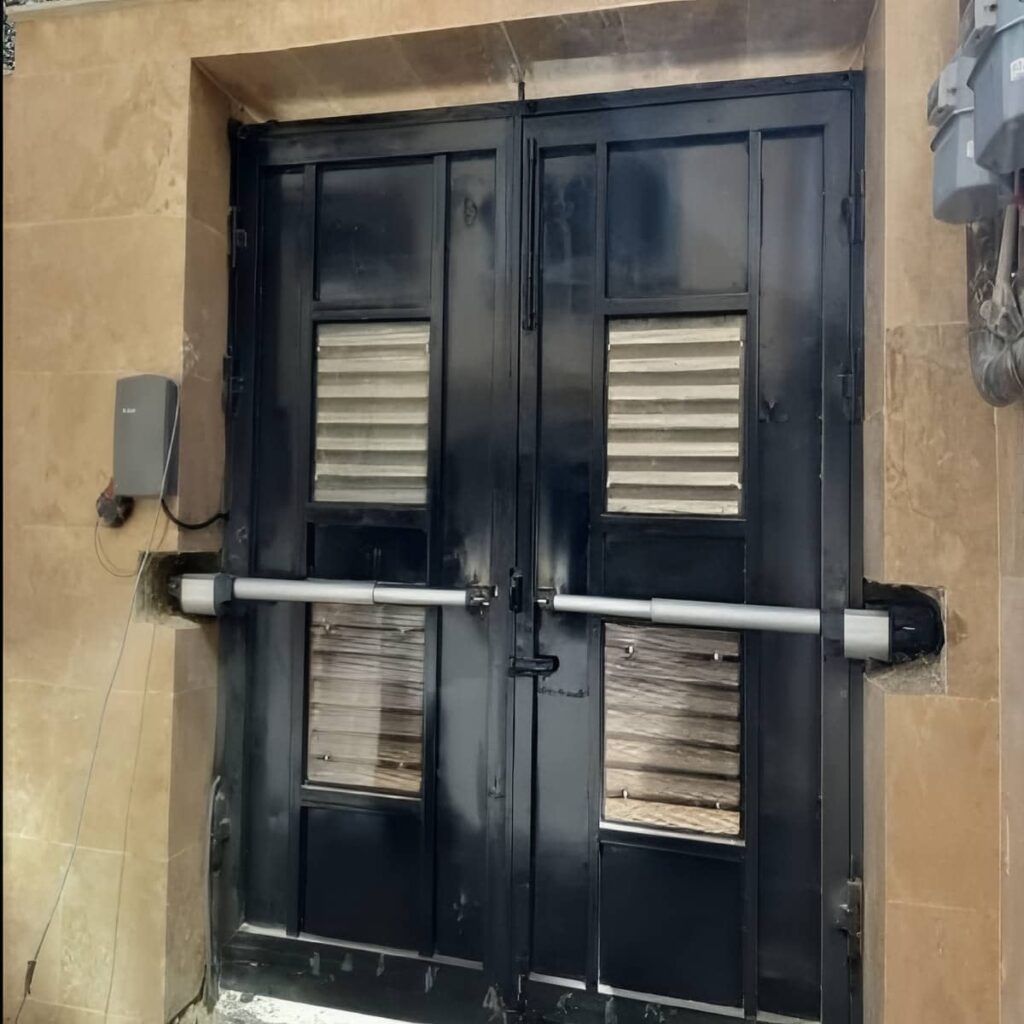 نصب جک درب پارکینگ نمای فرفورژه در آبادان نصب جک درب پارکینگ نمای فرفورژه در آبادان