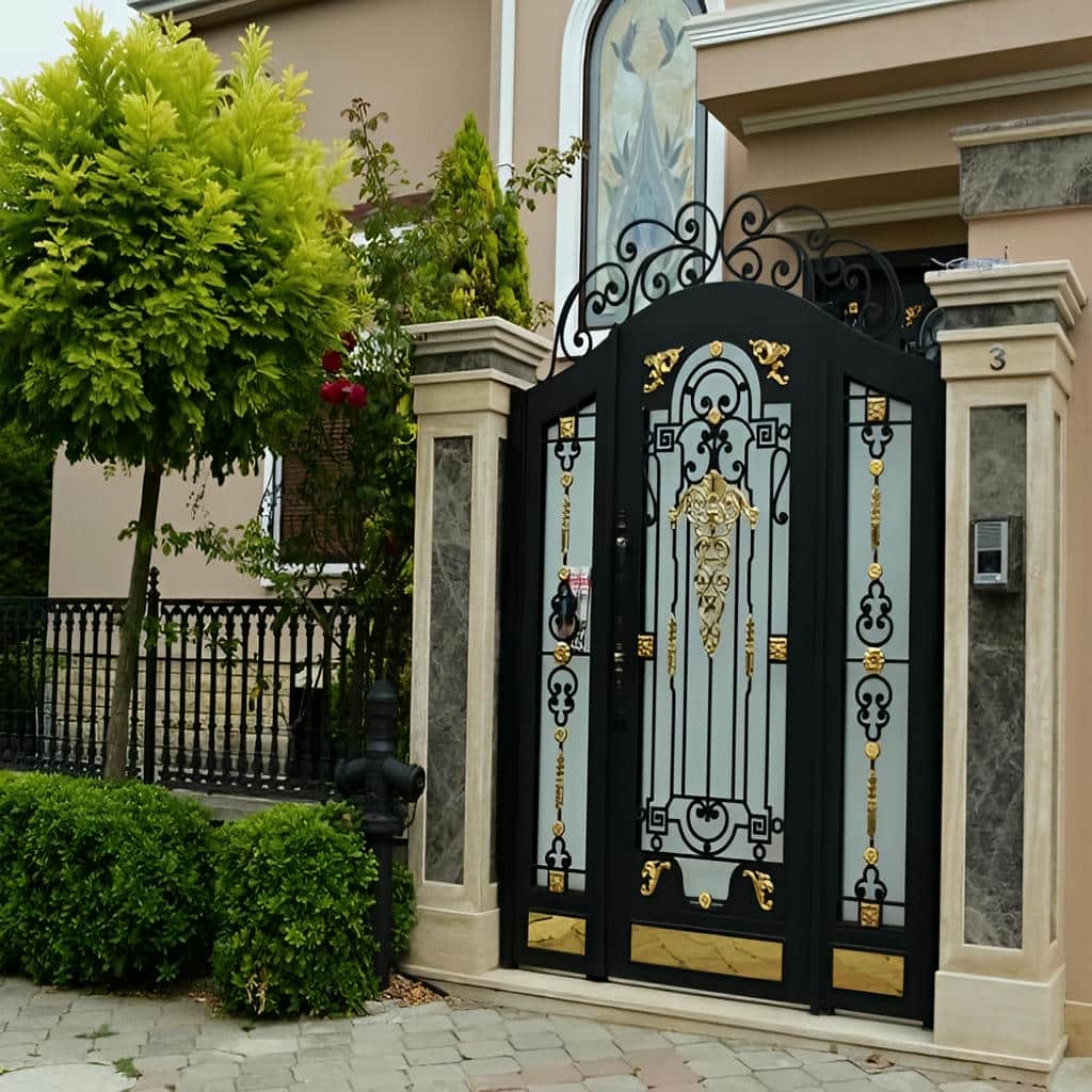 نصب درب حیاط فرفورژه کلاسیک در کیش