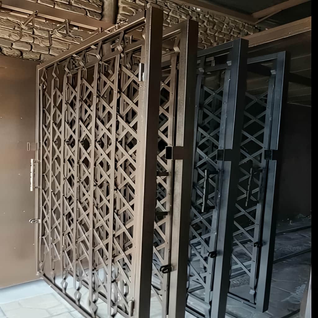 درب آکاردئونی با تسمه ضخیم فلزی