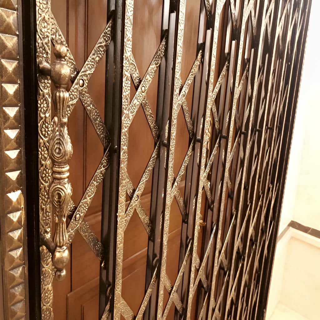 درب آکاردئونی با تعداد گل متراکم