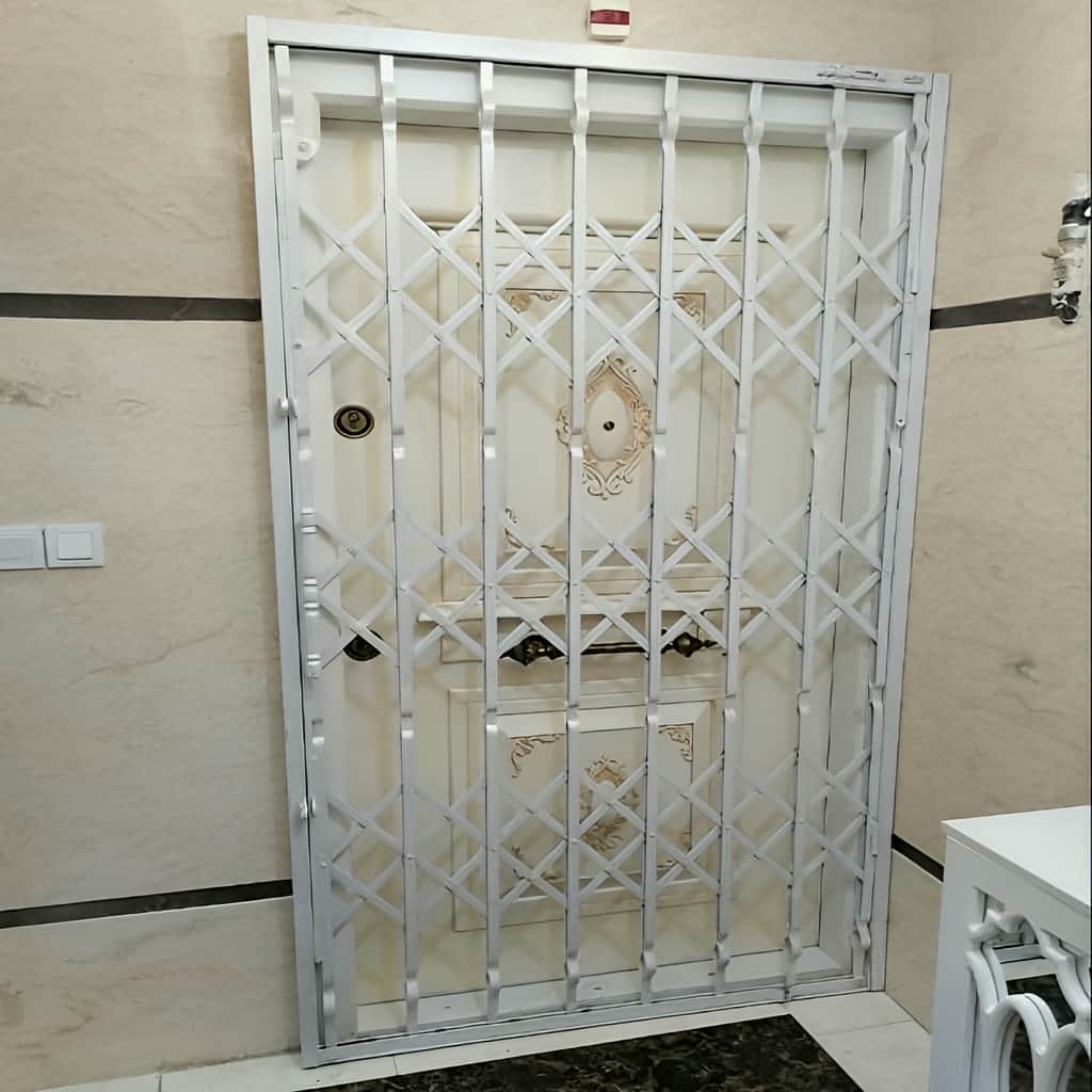 درب آکاردئونی با یراق مناسب برای ورودی