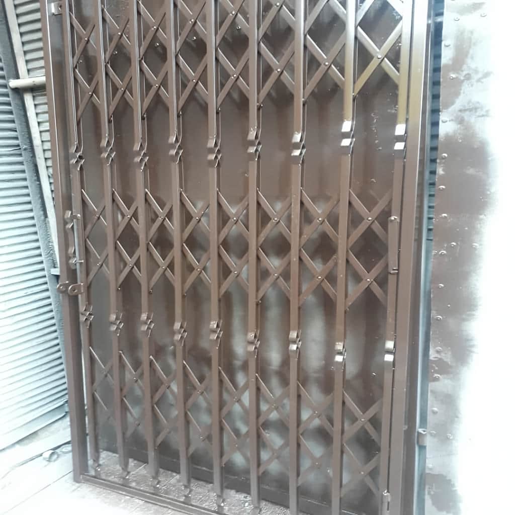 درب آکاردئونی با چرخ مناسب حرکت