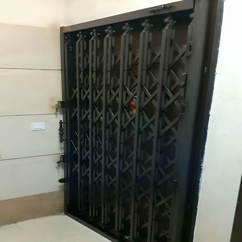 درب آکاردئونی با برش دقیق قطعات فلزی