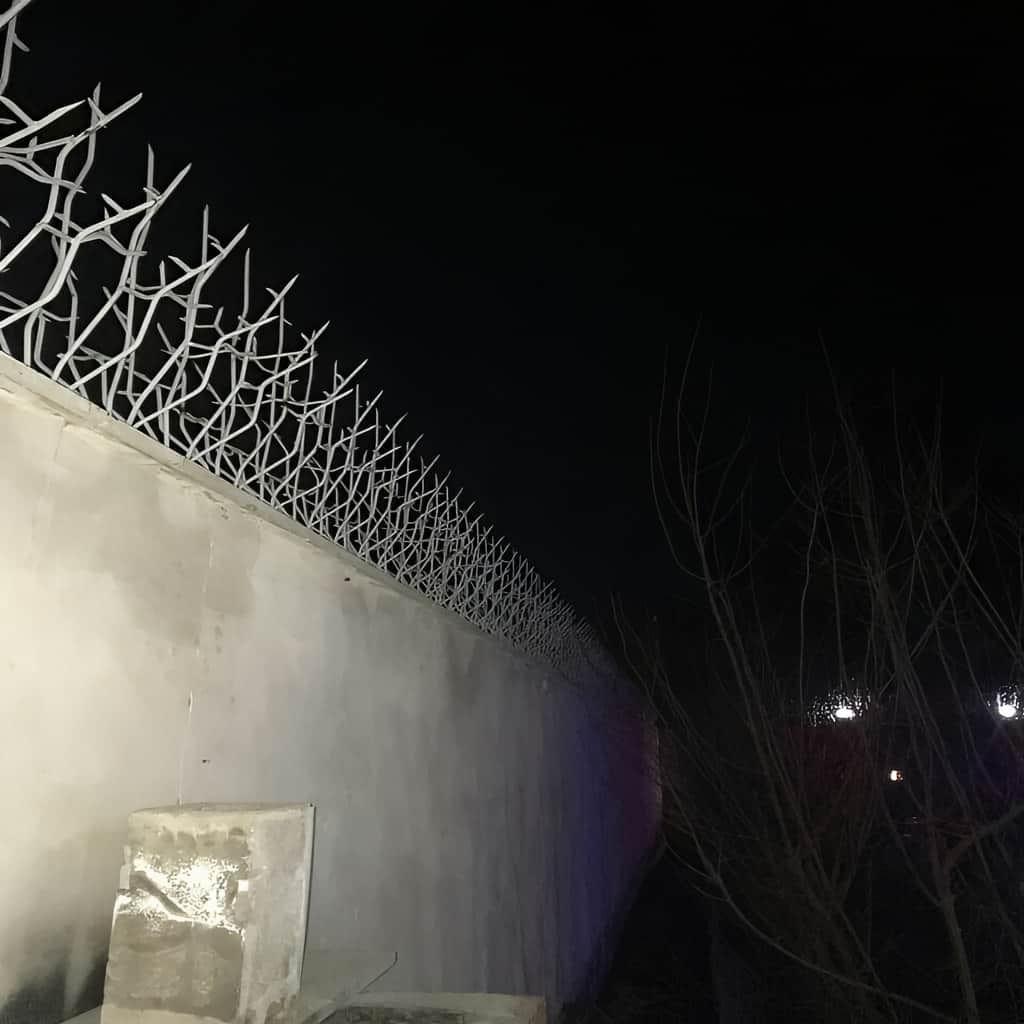 حفاظ دیواری با نصب محکم روی تاج دیوار