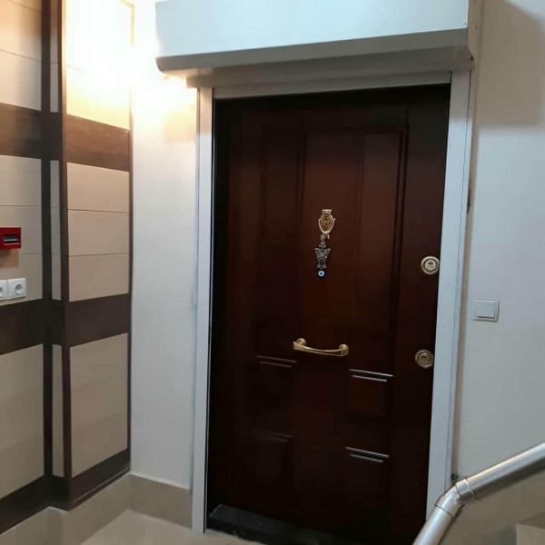 حفاظ کرکره ای برقی پشت درب واحد آپارتمان