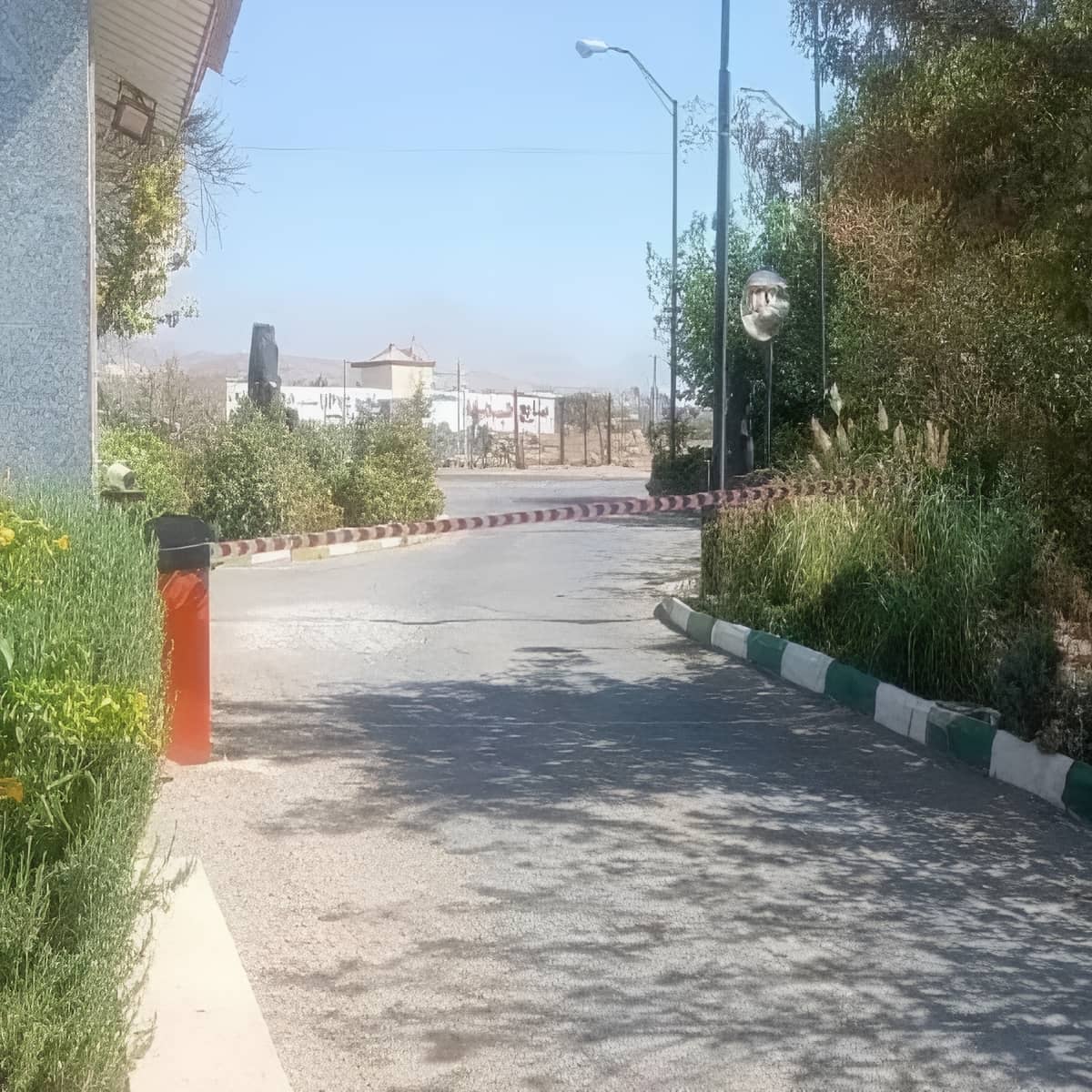 راهبند پارکینگ مقاوم با بدنه فولادی سنگین