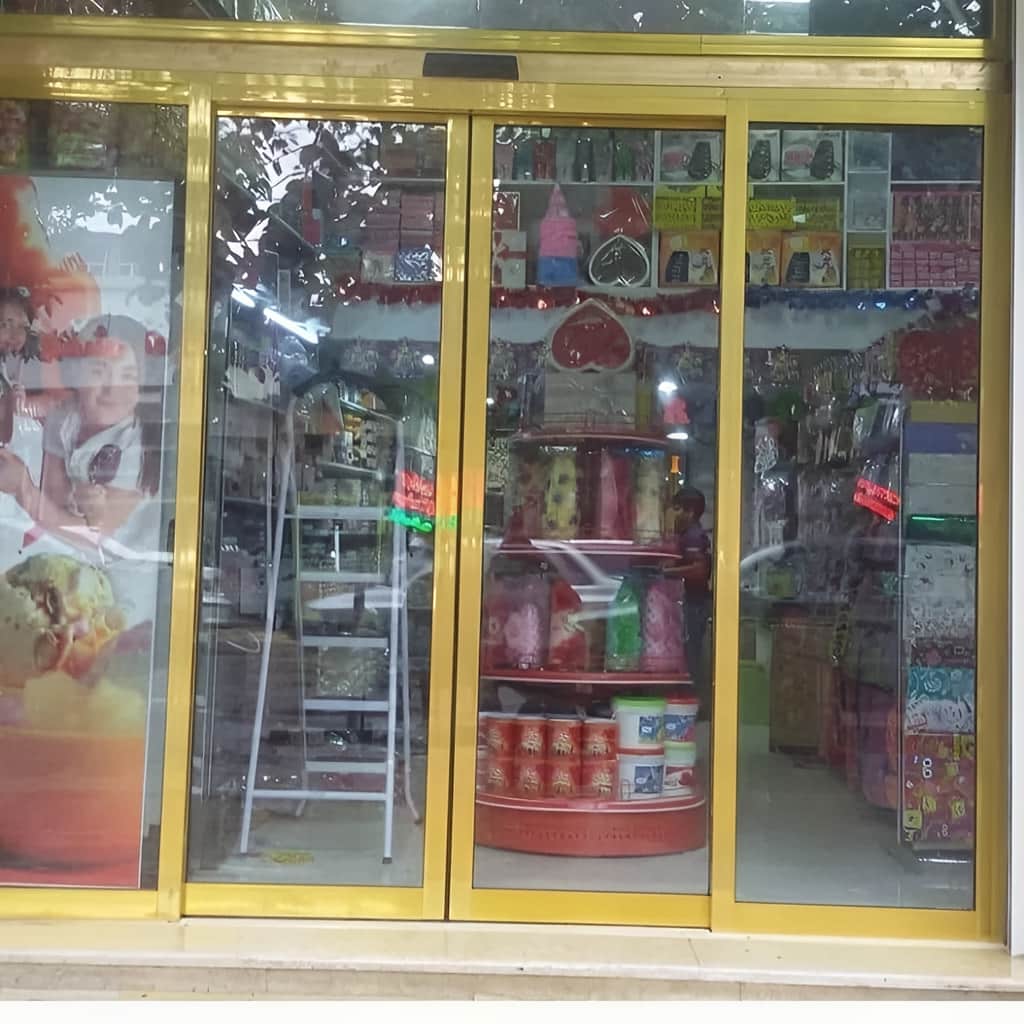 نصب درب شیشه‌ای کشویی با موتور کم‌صدا