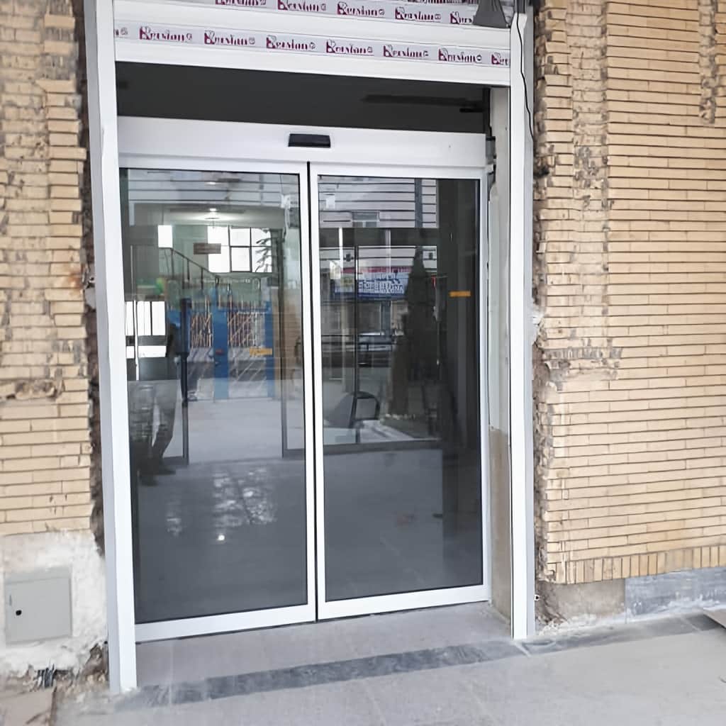 درب اتوماتیک شیشه ای با ریل تراز و حرکت روان
