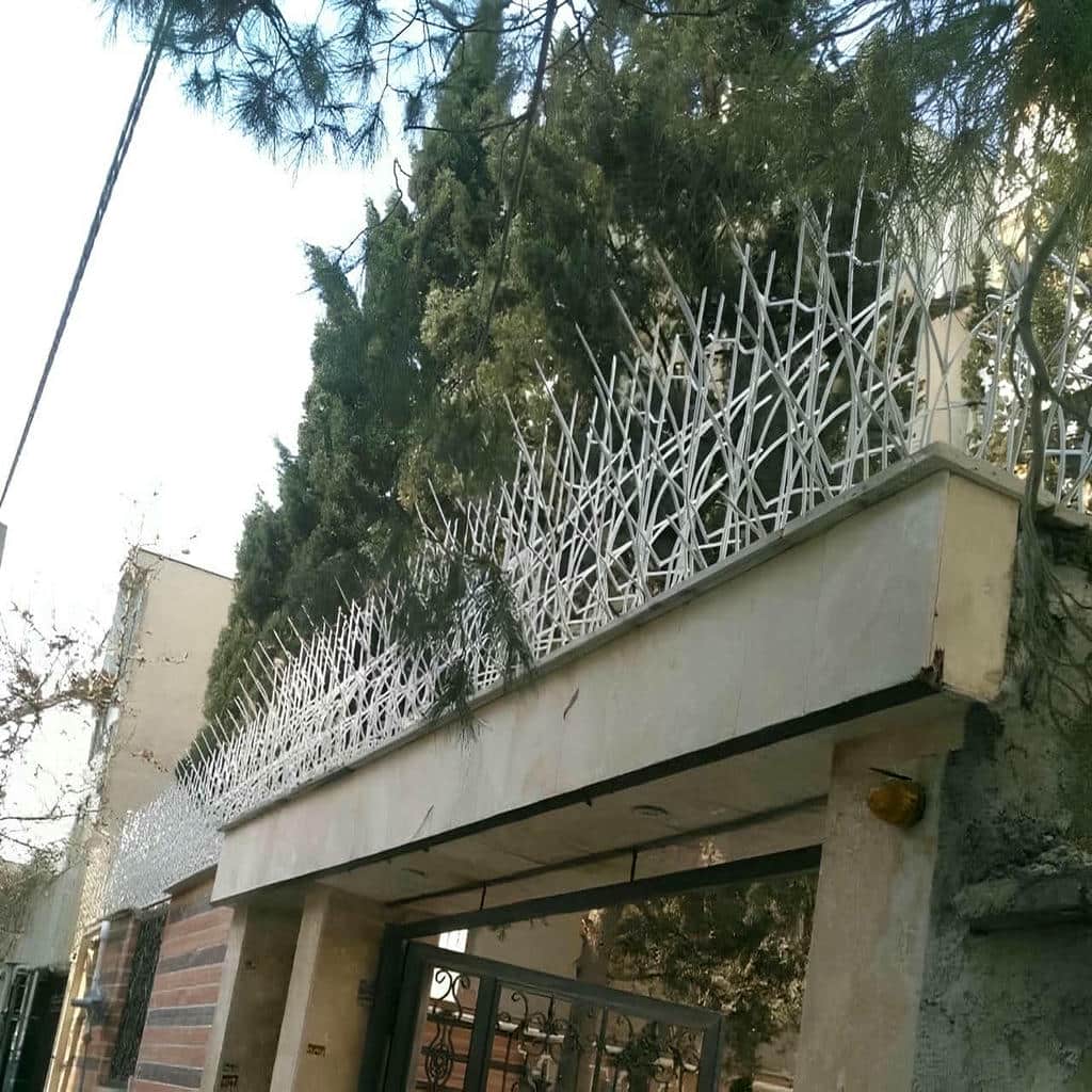 حفاظ روی دیوار با رنگ مقاوم روی فلز