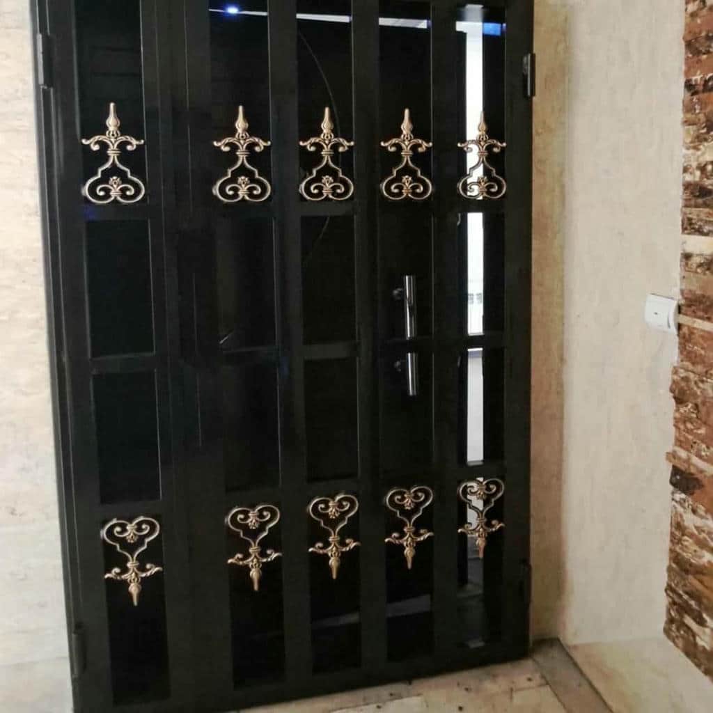 درب آکاردئونی ضد سرقت با فریم مقاوم نصب شده