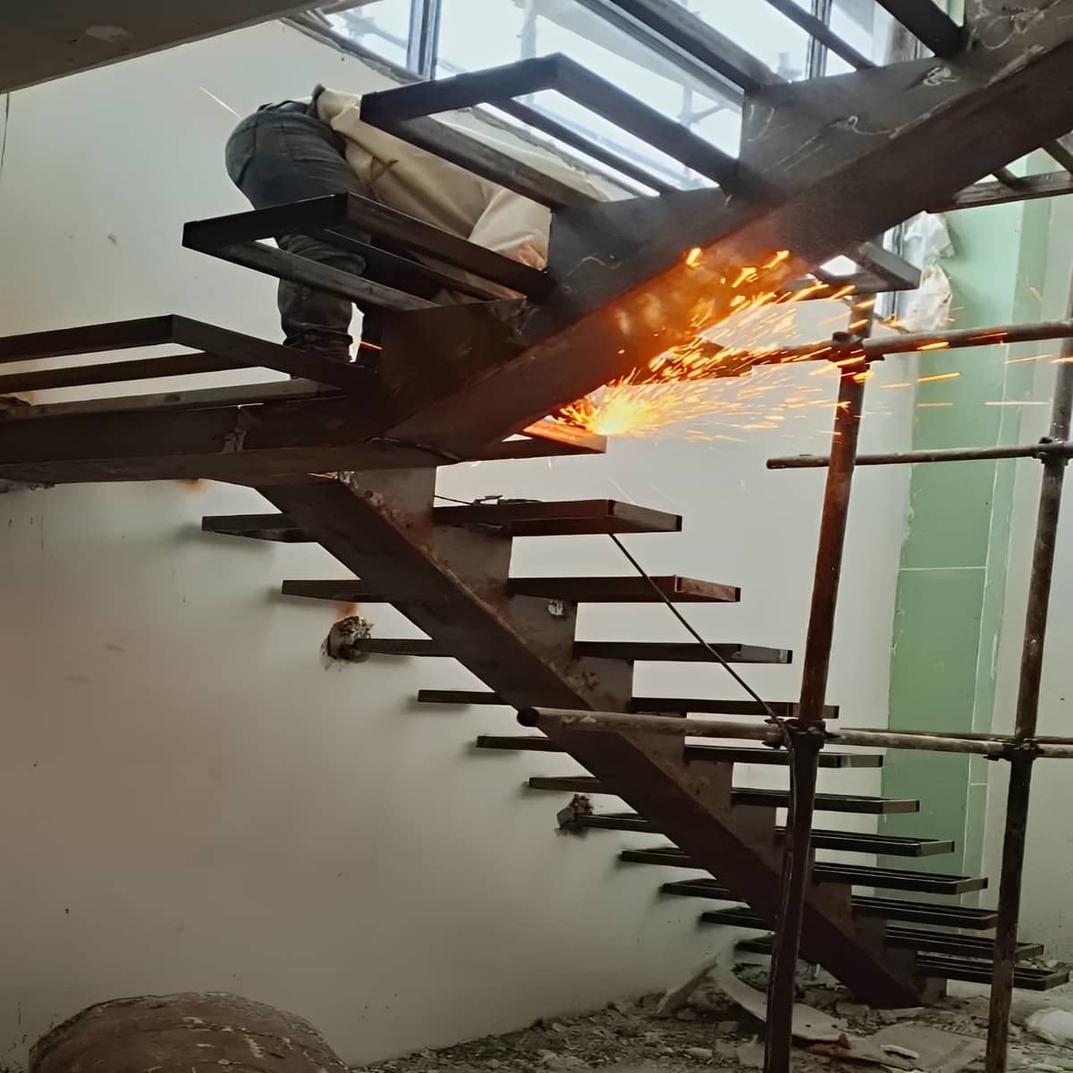 پله آهنی کمجا کاربردی با نرده ایمن