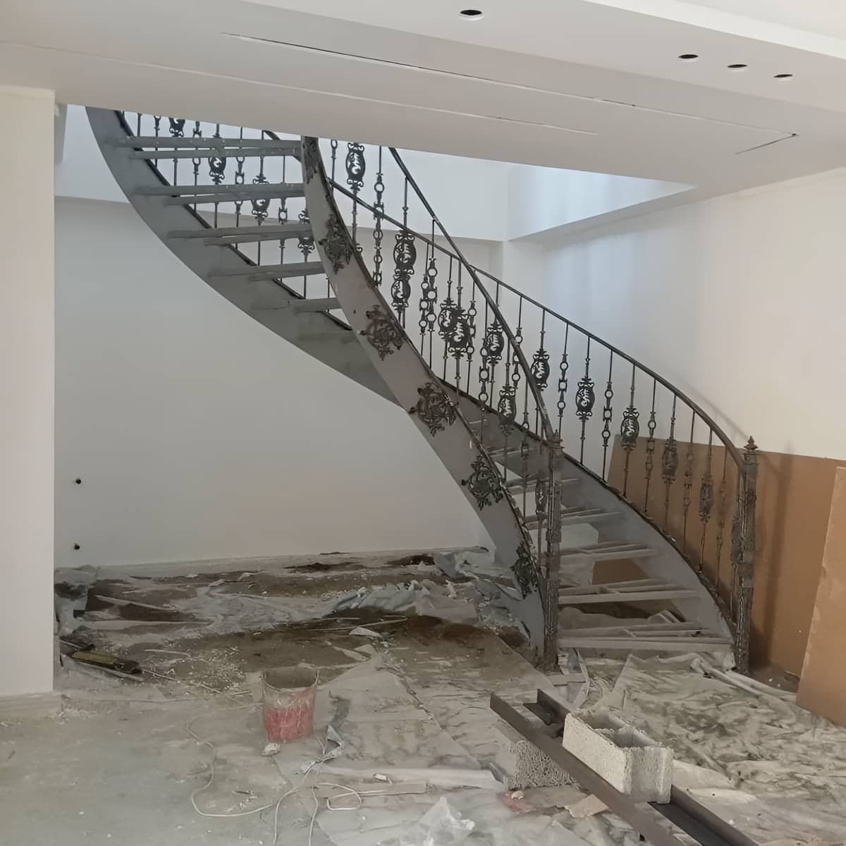 پله آهنی کمجا کاربردی با عرض مناسب کف