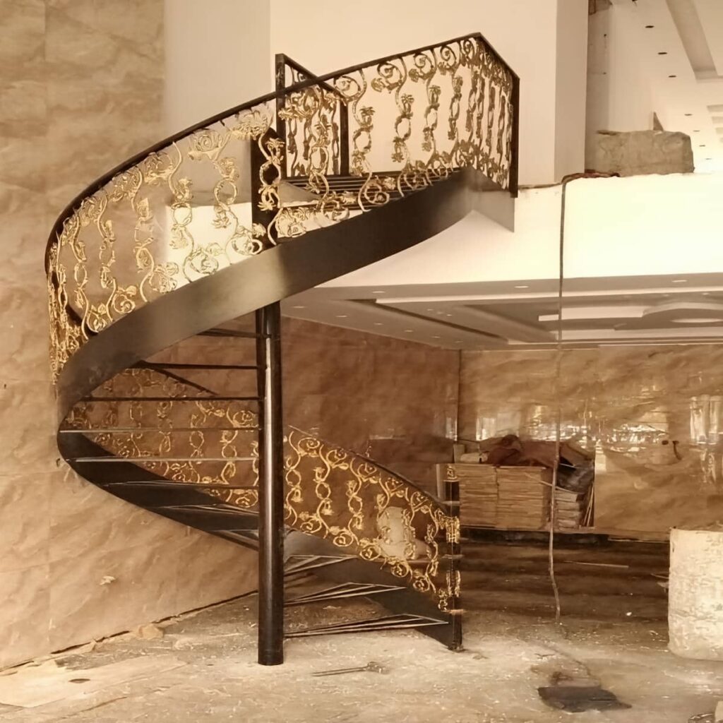 اجرای پله آهنی برای فضای خارجی