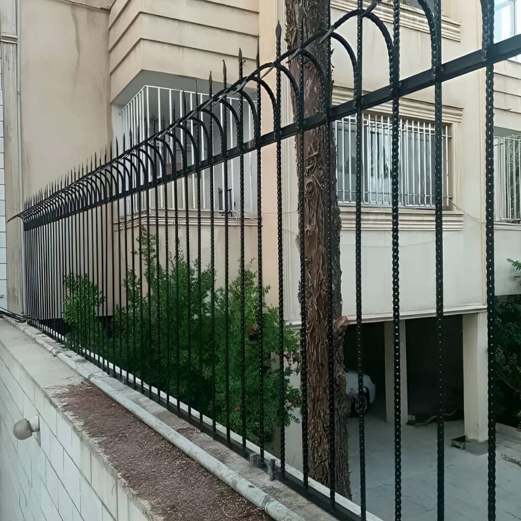 حفاظ دیواری با مدل سرنیزه ای منظم
