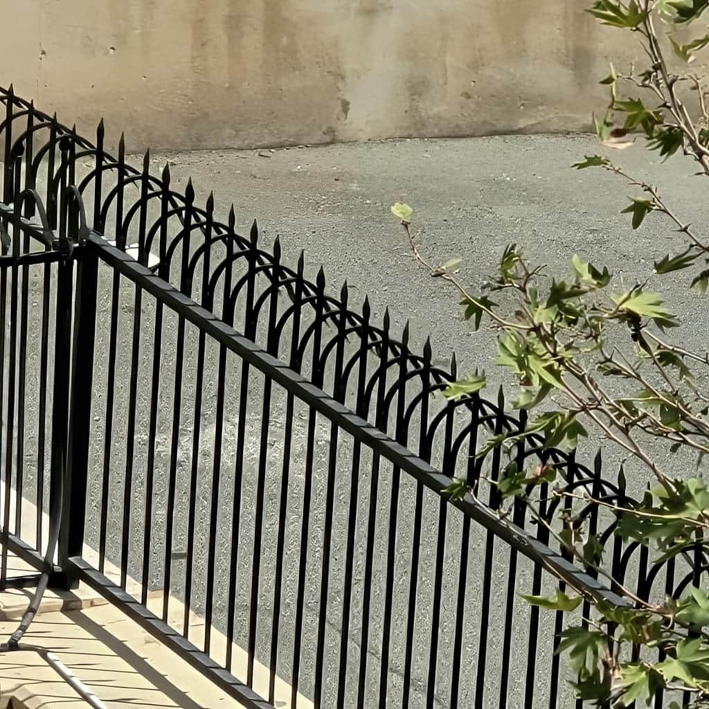 حفاظ دیواری با برش دقیق میله ها