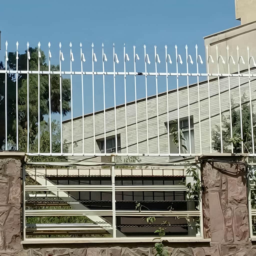 حفاظ دیواری با مدل سرنیزه ای منظم