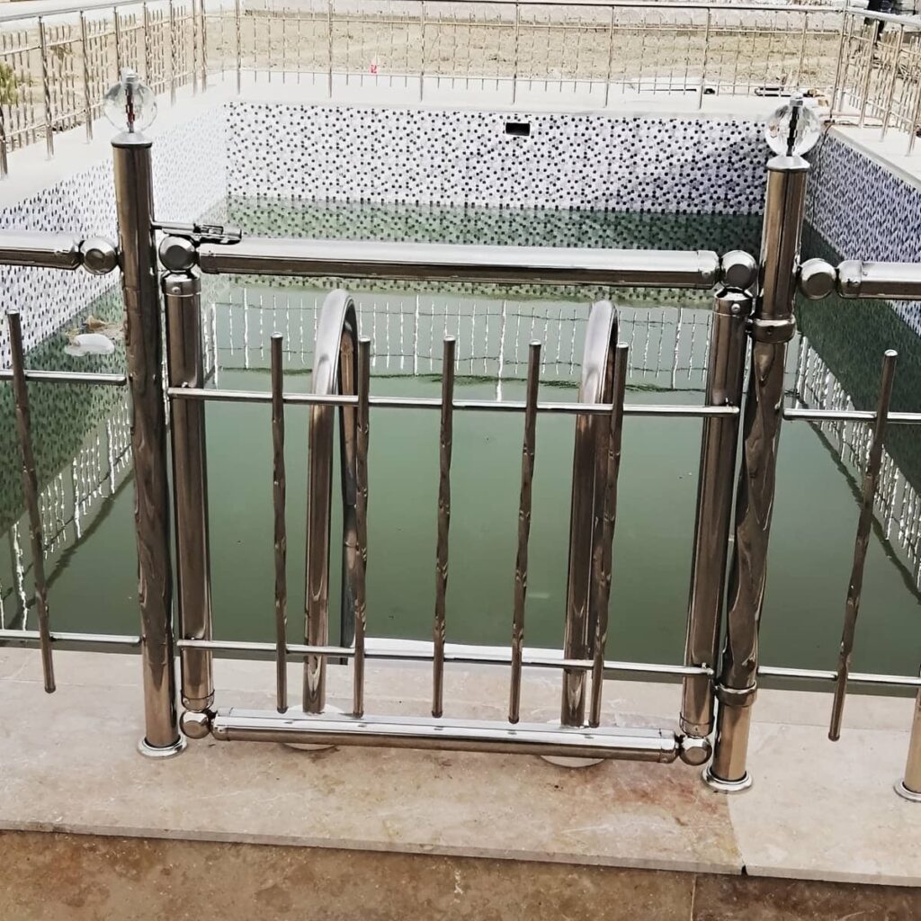 نصب نرده استیل مات در فضای مدرن