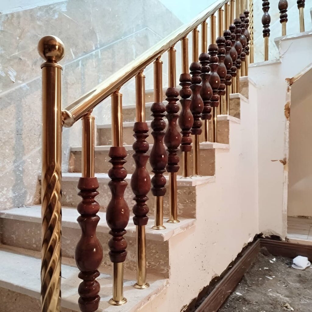 نصب نرده استیل روی پله سنگی