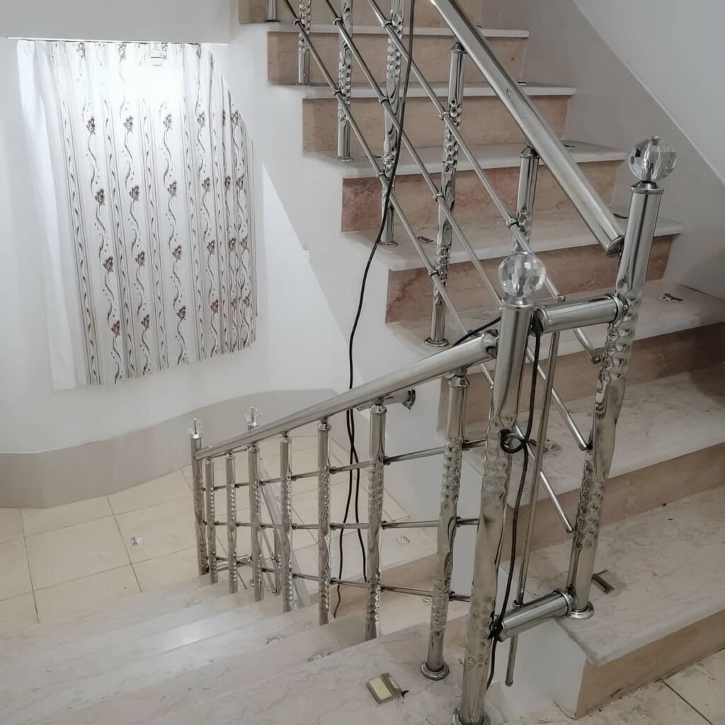 اجرای نرده استیل مقاوم برای ورودی ساختمان