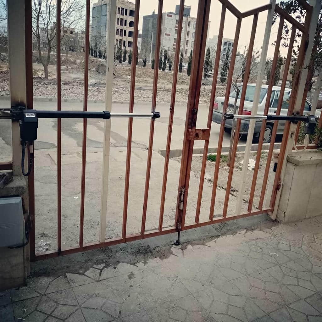 جک درب پارکینگ با موتور بازویی نصب شده خرید جک درب پارکینگ با قیمت مناسب