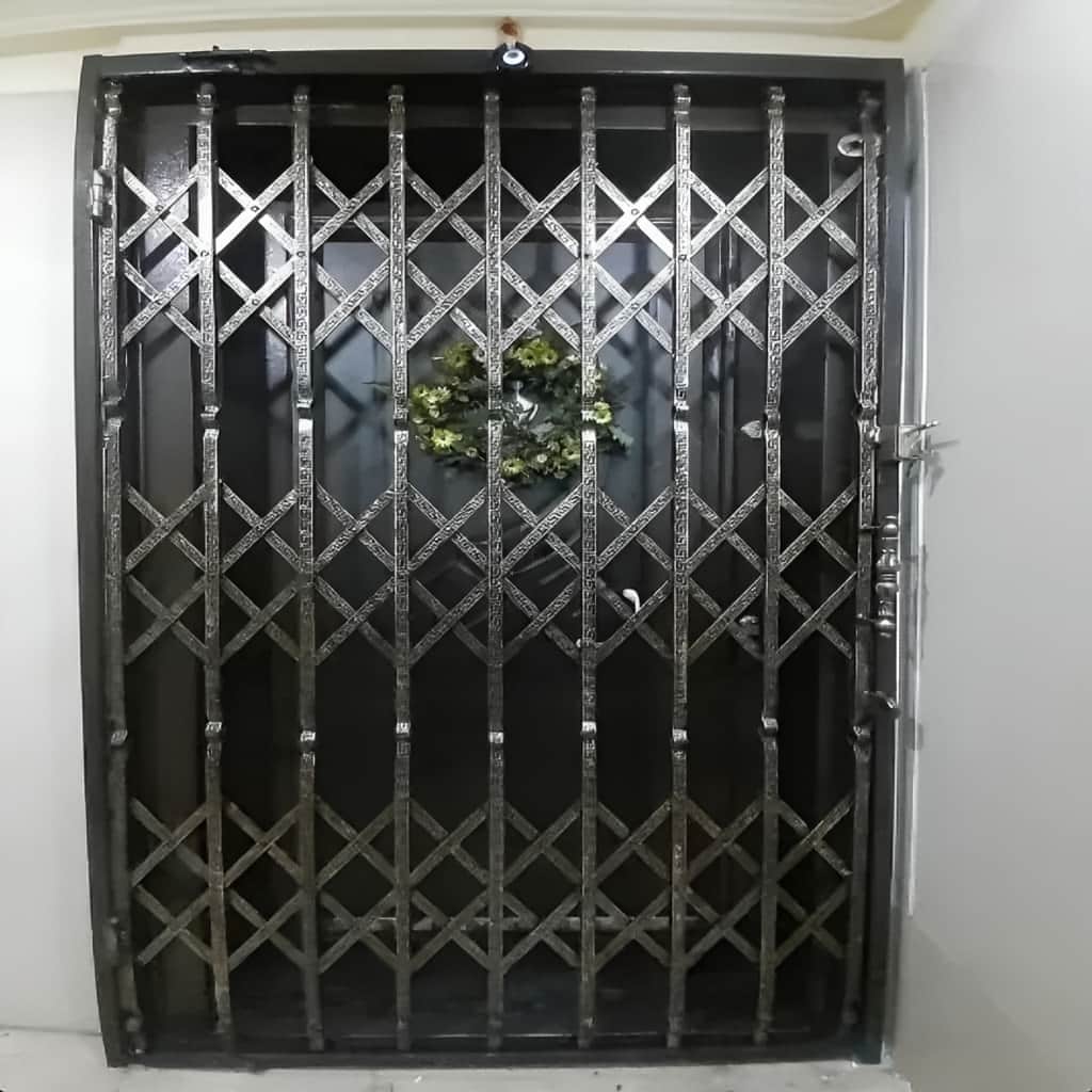اجرای درب آکاردئونی سه گل تسمه برای دهانه عریض